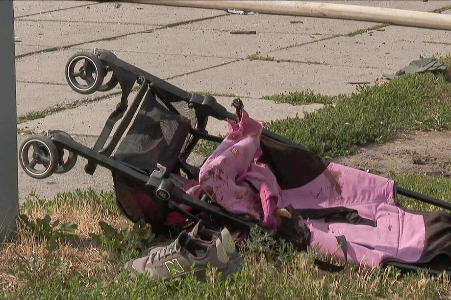 Un cochecito tirado en el suelo después de que los misiles rusos cayeron en Vinnytsia, en el centro de Ucrania, matando al menos a 20 personas.