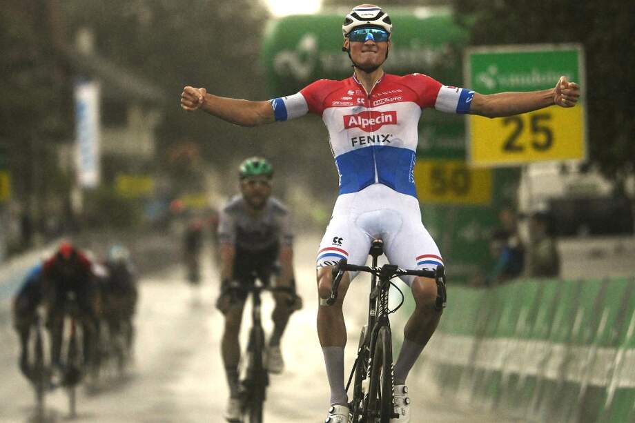 Mathieu Van der Poel celebra la victoria y liderato de la Vuelta a Suiza.