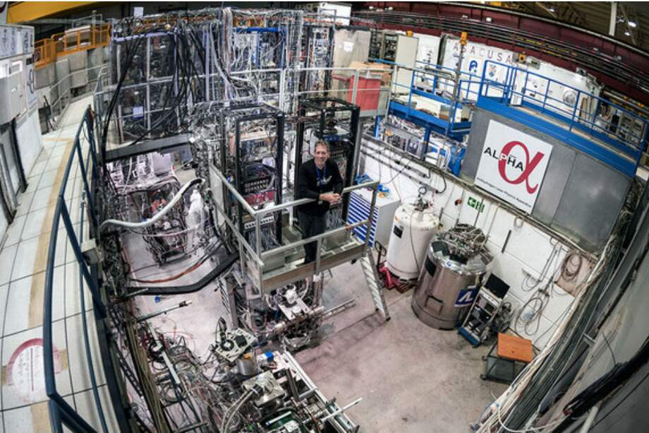 El investigador Jeffrey Hangst en las instalaciones del experimento ALPHA. / CERN