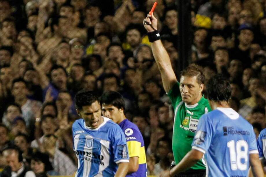 El delantero colombiano fue expulsado durante un enfrentamiento con Boca Júniors en l Bombonera. - Archivo.