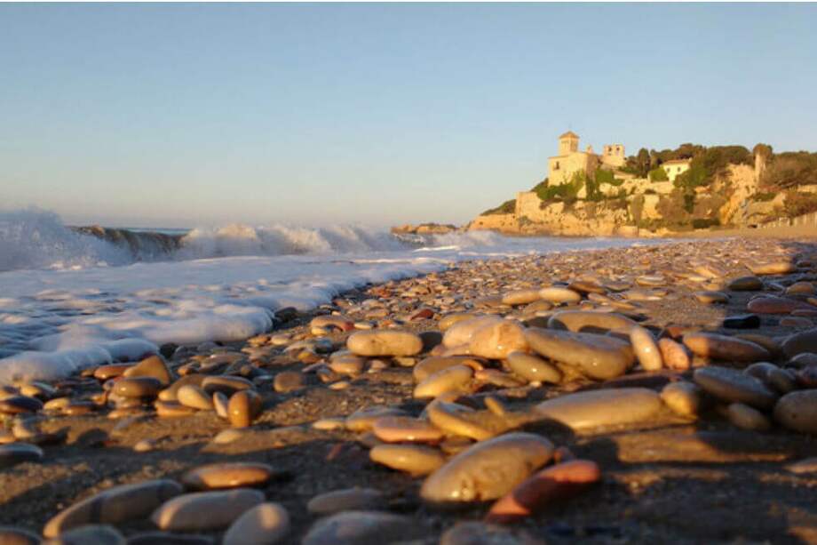 El grupo analizó las presencia de microplásticos en el litoral de Tarragona. / URV