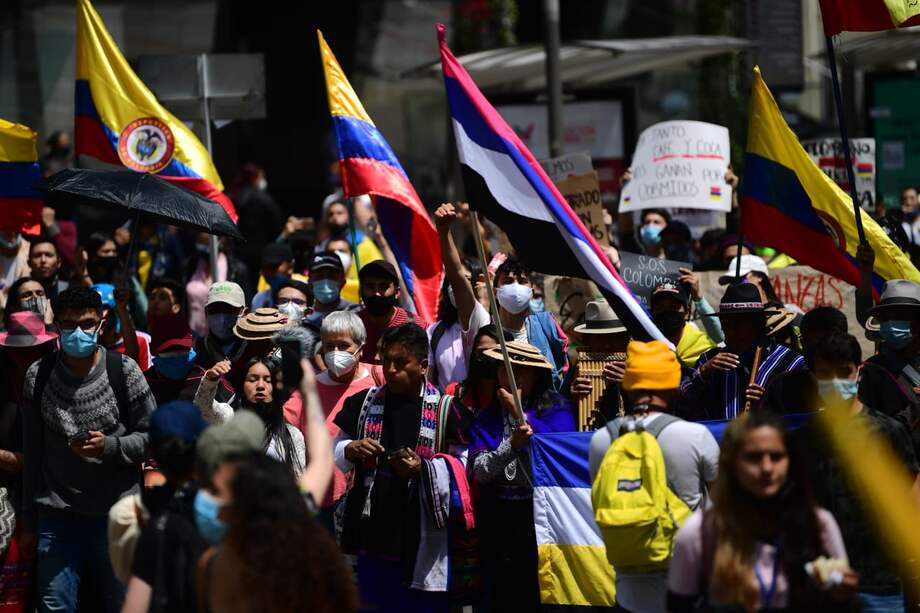 Indígenas y ciudadanos marchan en la capital.