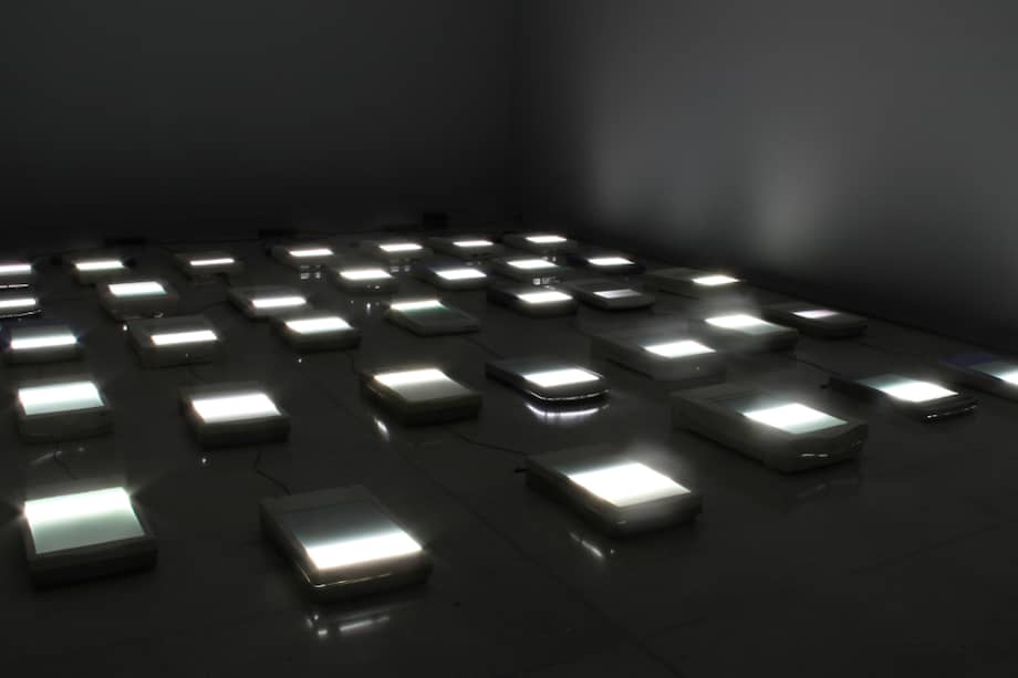 "Lago" es una instalación hecha a partir de 35 scanners interconectados y automatizados que mueven su lámpara de un lado a otro en sincronía, generando patrones de luz que evocan las ondulaciones y reflejos de la luz.