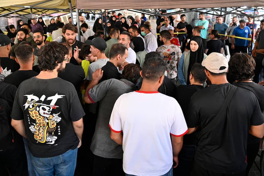 En el suburbio sur de Beirut, Líbano, la gente se reúne para donar sangre después de las explosiones de los bíperes.