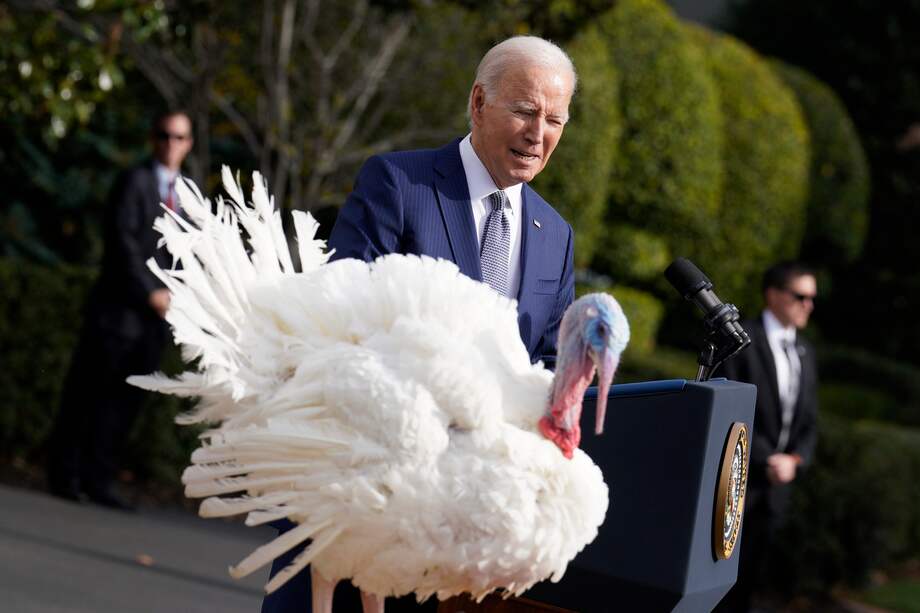 El presidente estadounidense, Joe Biden, indulta al Pavo Nacional de Acción de Gracias durante una ceremonia en el Jardín Sur de la Casa Blanca en Washington D.C., Estados Unidos.