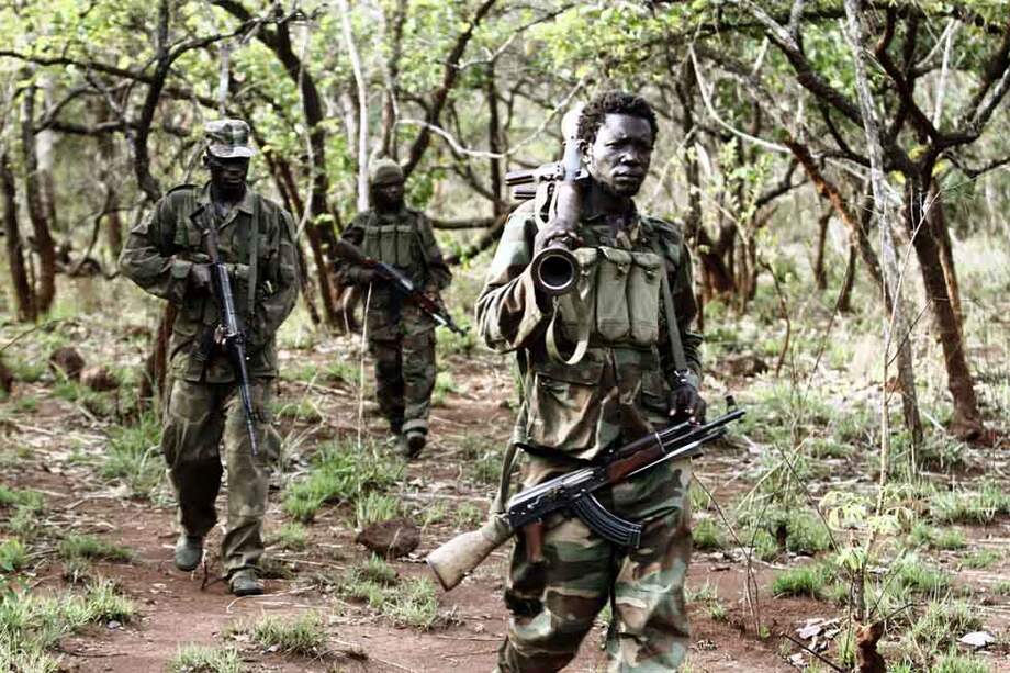 Soldados ugandeses durante un operativo para encontrar a Joseph Kony en una zona boscosa entre la República Centroafricana, la República Democrática del Congo y Sudán del Sur. / Reuters