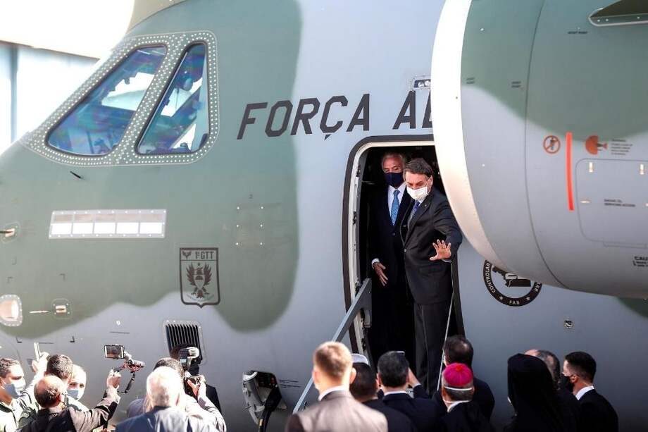 El presidente de Brasil, Jair Bolsonaro (centro), participa en el acto público en la base aérea de São Paulo (Brasil).