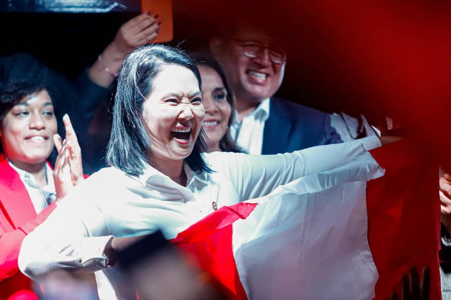 La presidenta electa de Perú, Keiko Fujimori (c), reacciona durante su primer discurso tras ser declarada presidenta electa de Perú por parte del Jurado Nacional de Elecciones este viernes, en Lima (Perú).