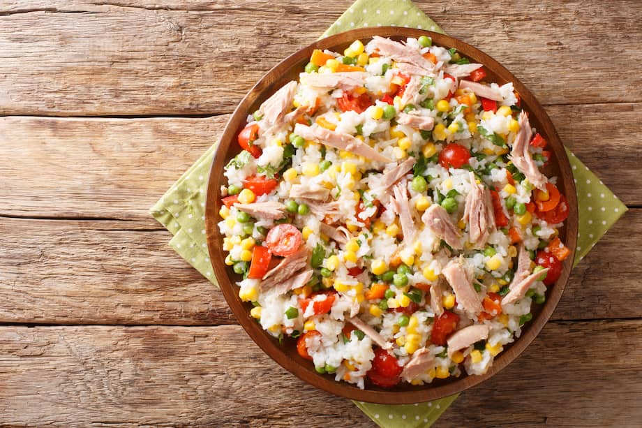 Sirve este arroz con tajadas de plátano o papas criollas al romero.