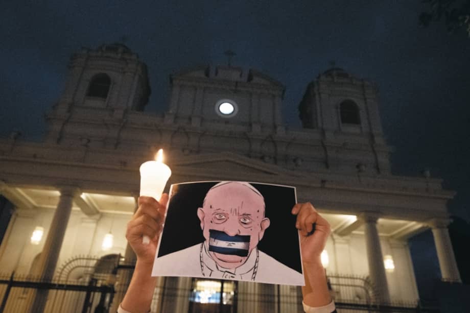 La ciudadanía nicaragüense se ha manifestado en contra del gobierno por la persecución que ha emprendido en contra de los integrantes de la Iglesia católica y ONG asociadas a ella.