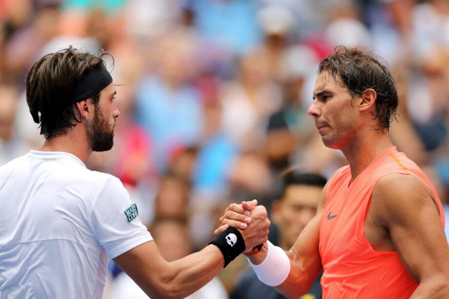 Nadal (izquierda) apenas sumó 19 errores no forzados contra 59 de su rival. / AFP