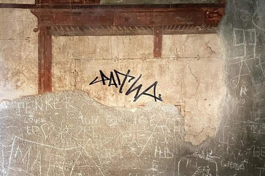 Un turista de Países Bajos ha garabateado su firma con marcador permanente en una pared con frescos de una casa de época romana en el parque arqueológico de la antigua ciudad de Herculano, en Italia, sepultada por el Vesubio junto a Pompeya el año 79 d.C. EFE/carabinieri de Nápoles/