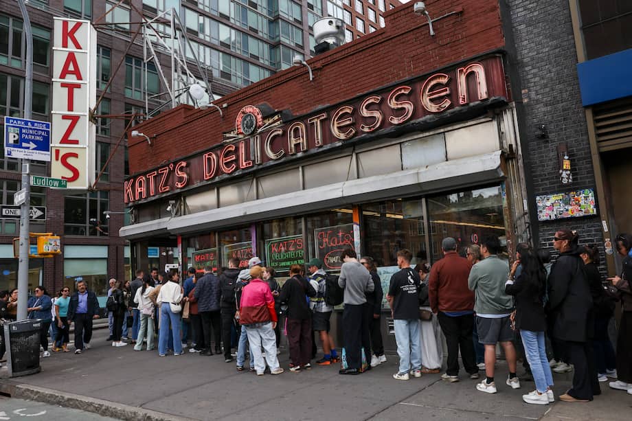 Varias personas hacían fila frente a Katz's Delicatessen, icónico restaurante de la ciudad de Nueva York.