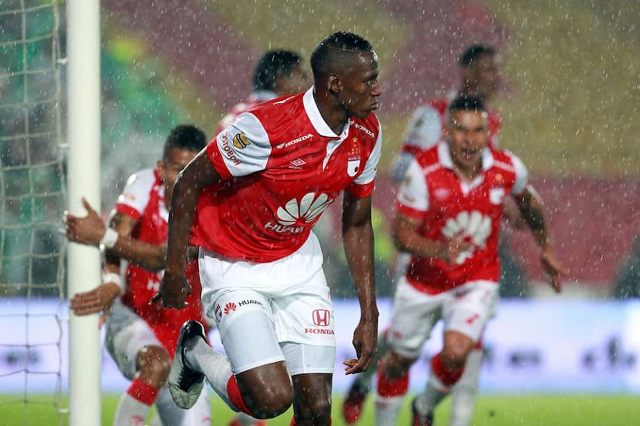 Yerry Mina celebra el gol con el que Santa Fe abrió el marcador en El Campín. Foto: EFE