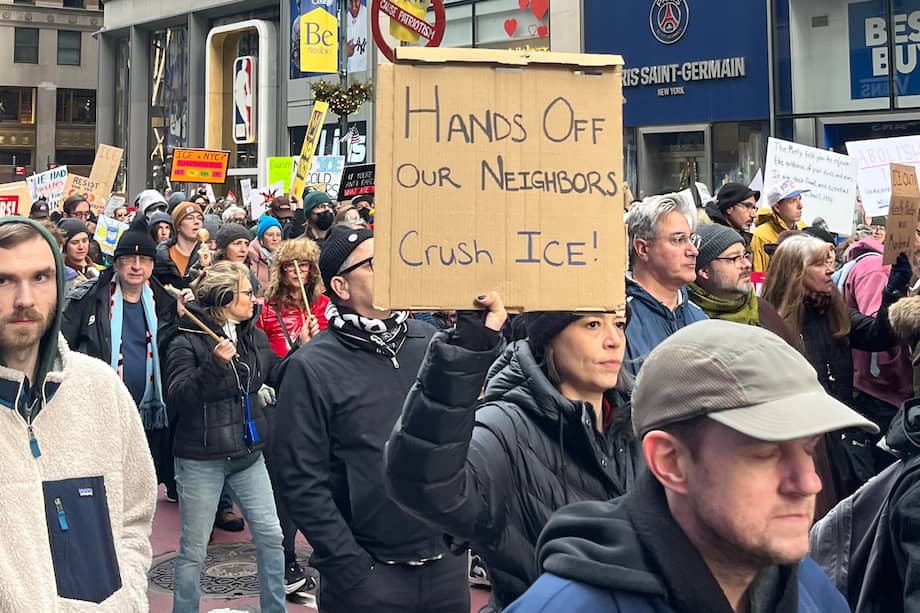 Personas participan en una manifestación en rechazo a los operativos del Servicio de Inmigración y Control de Aduanas (ICE).