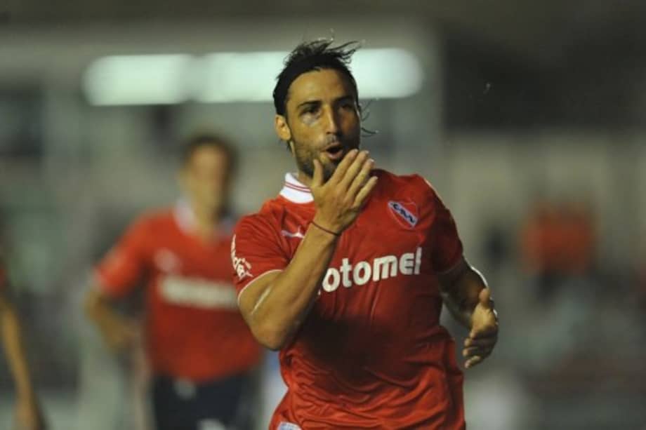 Ernesto Farías, a una firma de América de Cali. Foto: AFP