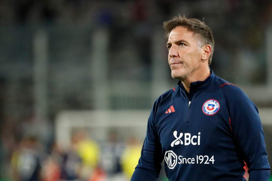 El seleccionador de Chile Eduardo Berizzo sale al final hoy, de un partido de las Eliminatorias Sudamericanas para la Copa Mundial de Fútbol 2026 entre Chile y Paraguay en el estadio Monumental en Santiago de Chile (Chile).