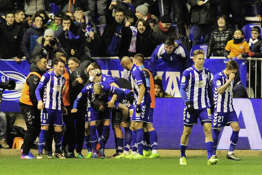 Los jugadores de Alavés celebran su clasificación a la final de la Copa del Rey. / AFP