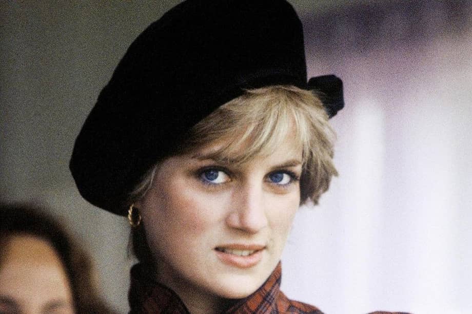 Estudió en casa hasta los 9 años, pero luego del divorcio de sus padres, la Princesa Diana asistió a una escuela en Norfolk, lugar donde residía. A sus 12 años fue enviada al internado West Heath School.
