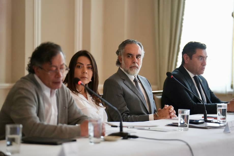 El presidente Gustavo Petro presidió la reunión. Junto a él, la directora del Dapre, Nhora Mondragón; el ministro del Interior, Armando Benedetti; y el presidente del Consejo Nacional Electoral, Cristian Quiroz.