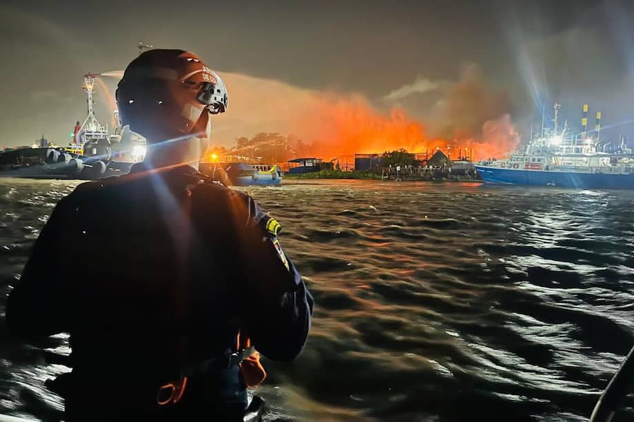 Las llamas consumieron dos estaderos sobre el río Magdalena.