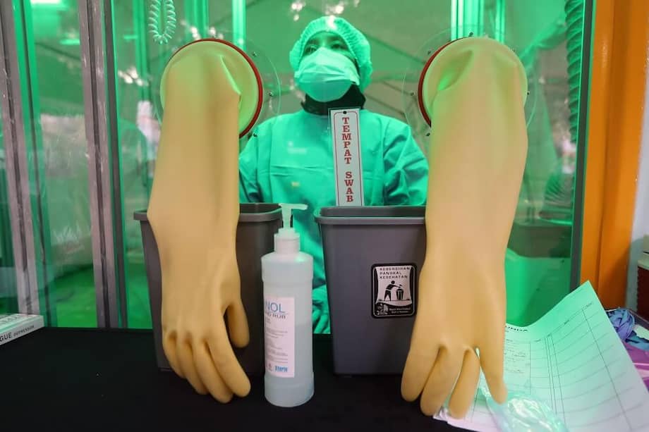 Un trabajador de la salud de Indonesia usa su equipo de protección y se prepara para recolectar muestras del nuevo coronavirus SARS-CoV-2 / EFE