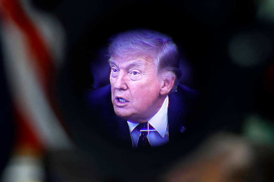 El presidente de Estados Unidos, Donald Trump, habla desde la Oficina Oval en la Casa Blanca.