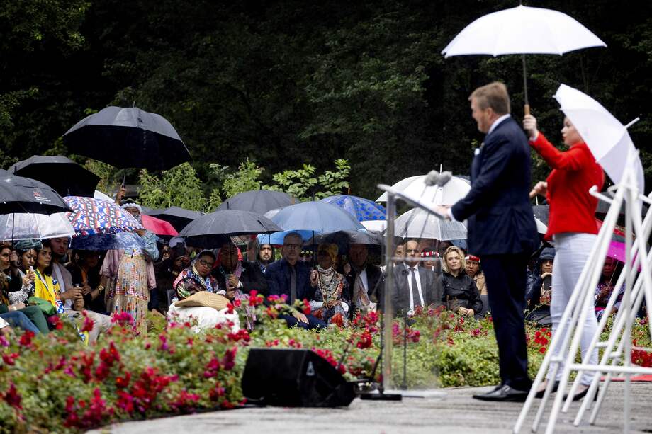 El rey Guillermo Alejandro pronunciando el discurso durante la Conmemoración Nacional de la Historia de la Esclavitud en el Oosterpark de Ámsterdam.