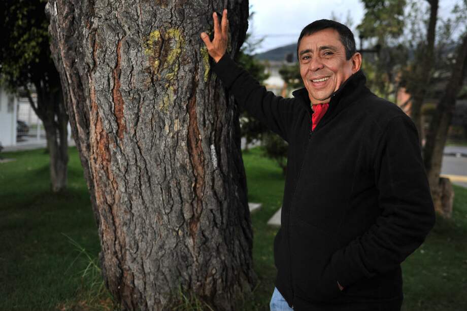 Rubén Darío Arcila señala que desde pequeño le gustaba narrar los juegos de sus amigos, su tribuna era un árbol y su micrófono una caja de galletas./ David Campuzano