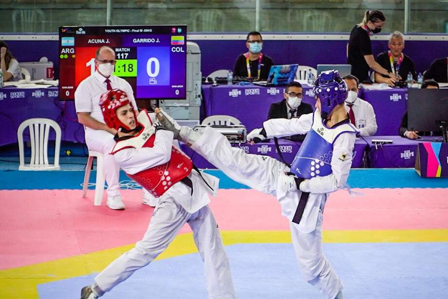 El colombiano Jhon Deivi Garrido peleó de azul.