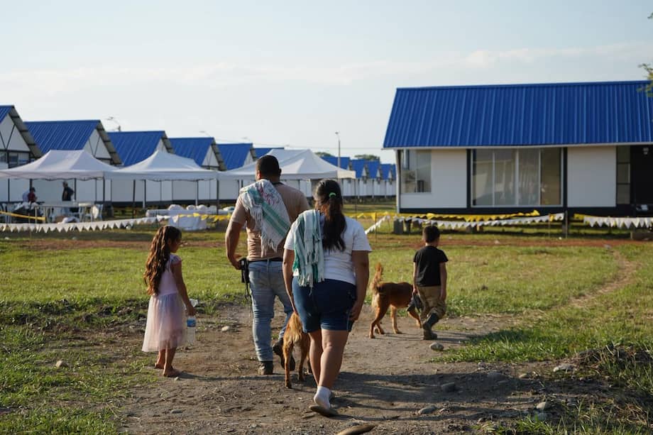 Firmantes de paz y sus familias recorren la nueva ciudadela construida en el predio El Berlín, en Acacías (Meta).