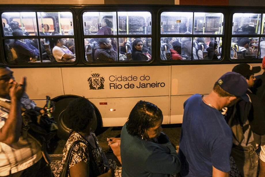 Huelga de conductores deja más de 700 vehículos dañados en Río de Janeiro