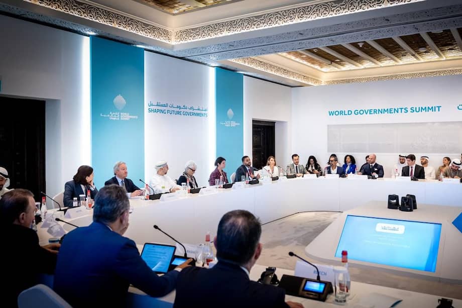 Encuentro entre los representantes de las familias colombianas y las emiratíes.