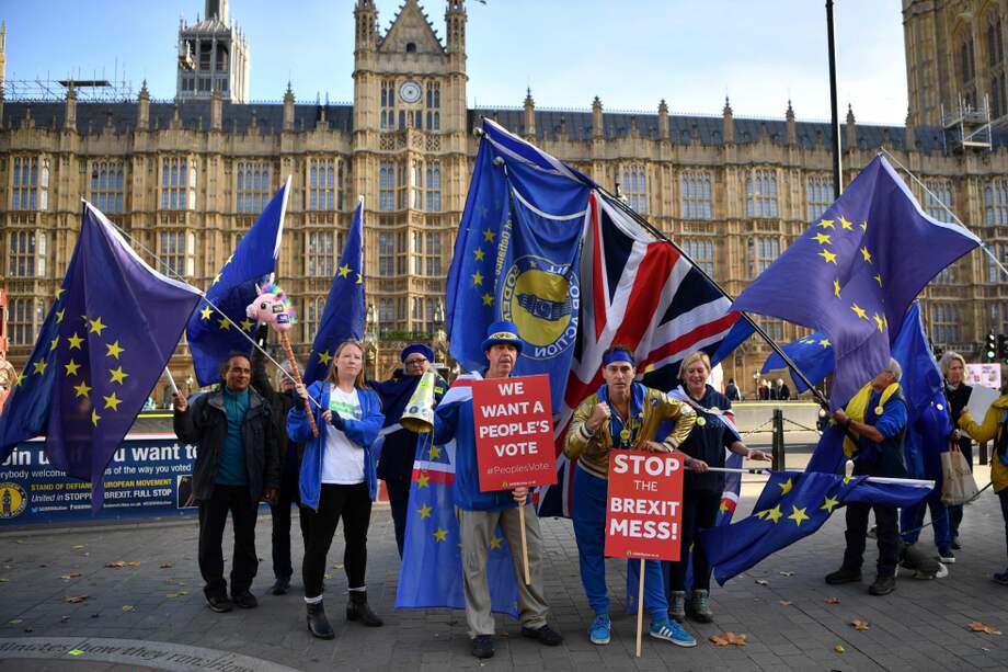 Manifestantes pro Unión Europea se manifiestan en contra del acuerdo alcanzado con Bruselas. / AFP