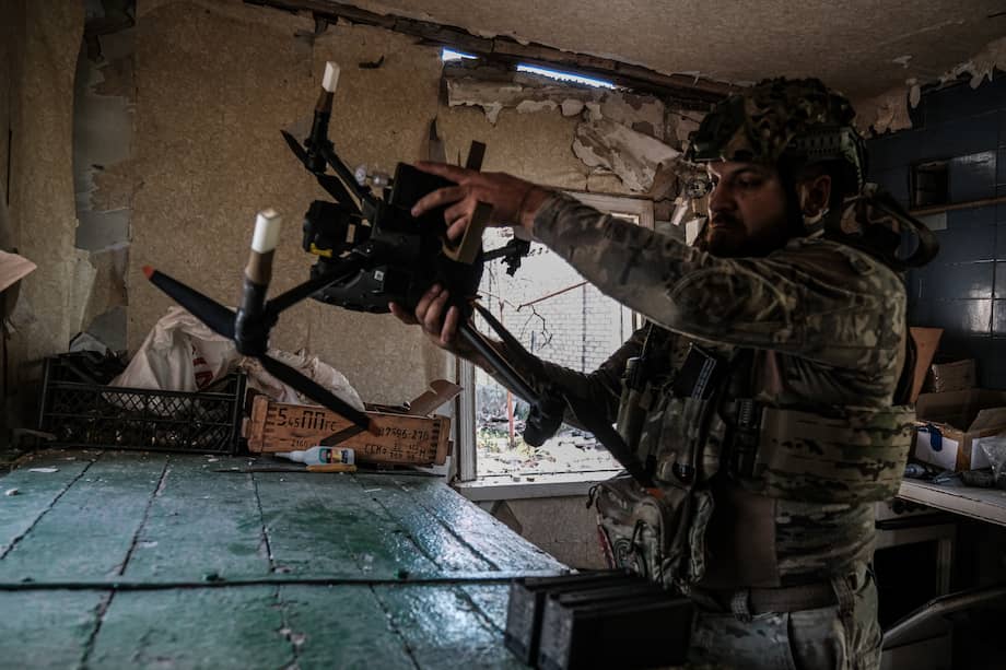 Un soldado ucraniano trabaja en un dron de ataque en la localidad de Chasiv Yar, región de Donetsk, Ucrania. El Ejército modifica sus artefactos para que puedan cargarse con explosivos que pesen hasta dos kilogramos para poder lanzarlos de forma remota sobre el avance de las tropas rusas.