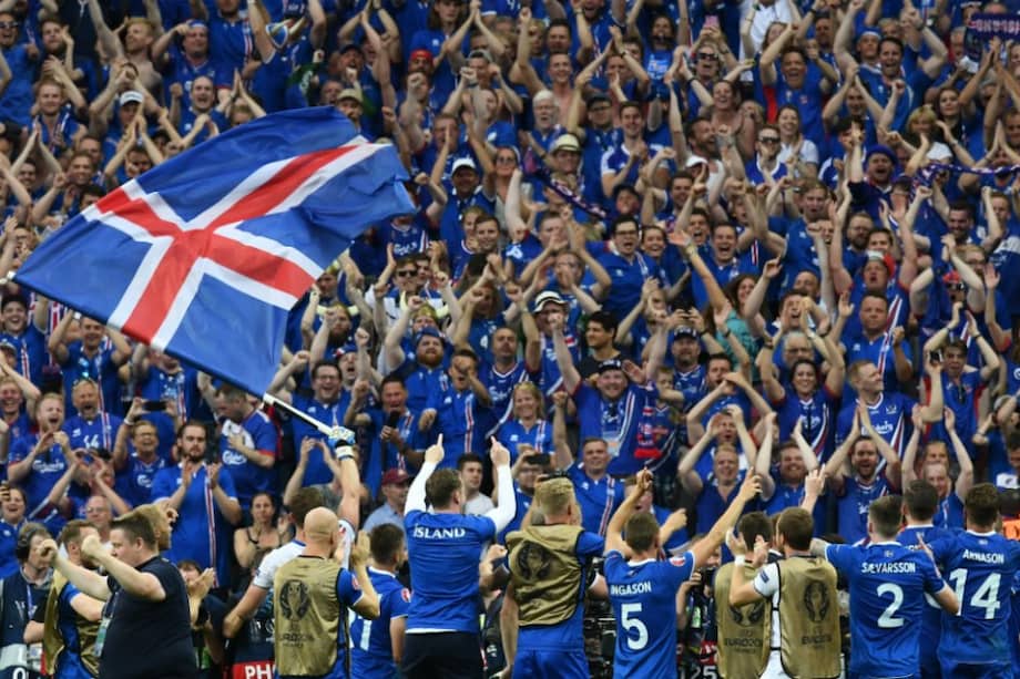 Entre lágrimas, jugadores e hinchas celebran la histórica clasificación de Islandia. / AFP