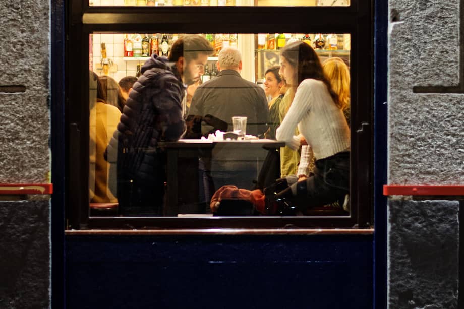 ¿La cena tardía en España está desapareciendo? Los expertos argumentan que España podría obtener una serie de beneficios si las personas comieran y se acostaran más temprano.