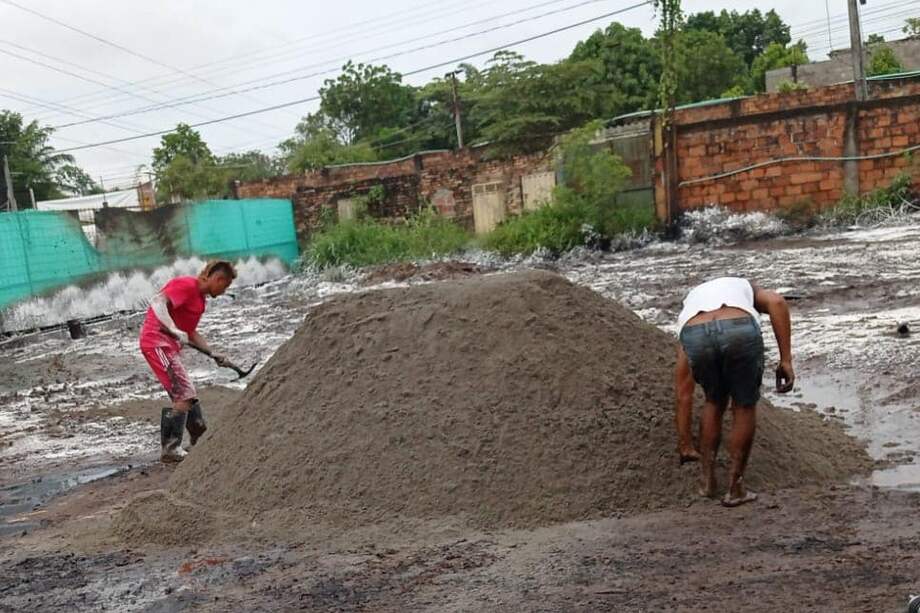 Según habitantes, el derrame de crudo lo habría generado un camión cisterna.