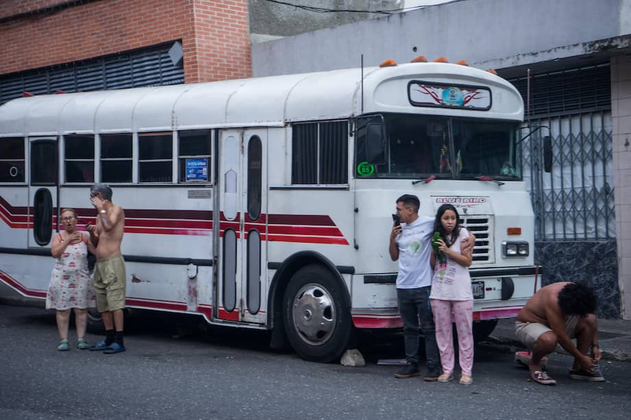 Personas esperan afuera de sus viviendas luego de dos fuertes terremotos que sacudieron el Caribe venezolano este miércoles, en Caracas (Venezuela).