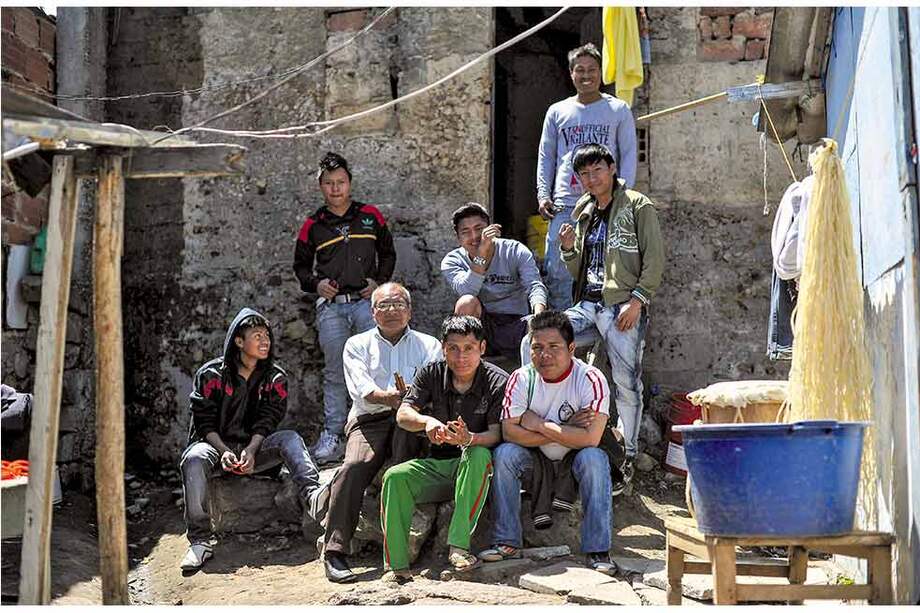El gobernador Sercelino Piraza con jóvenes wounaan. Arriba el procesamiento de la fibra del árbol de werregue: la única conexión que les queda con la selva chocoana. / Fotos Luis Ángel - El Espectador