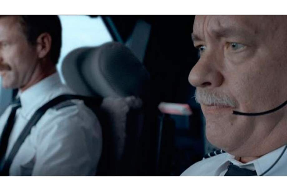 Tom Hanks como Chesley "Sully" Sullenberger.