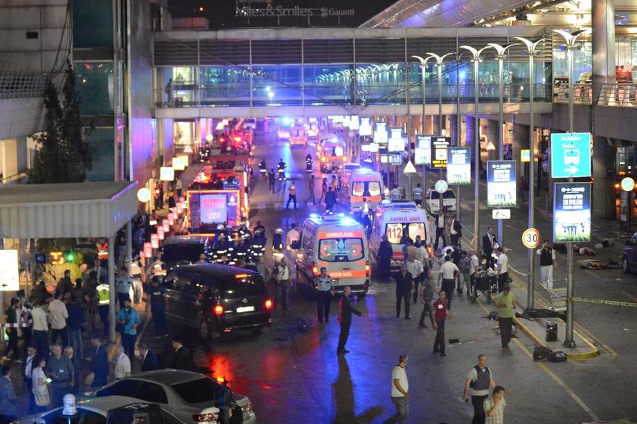 Policías aseguraron el área del aeropuerto Atatürk, el mayor de Estambul, tras el atentado de ayer. / EFE