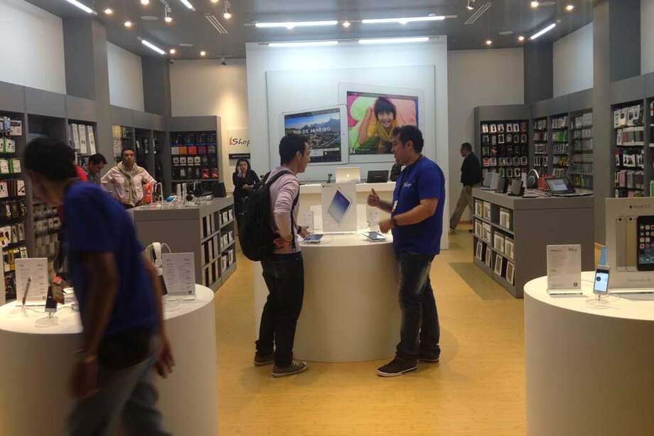 La nueva tienda iShop en el centro comercial Unicentro, de Bogotá, cuenta con un área de 136 metros cuadrados. Su presupuesto de apertura ascendió a US$1 millón. / David Mayorga