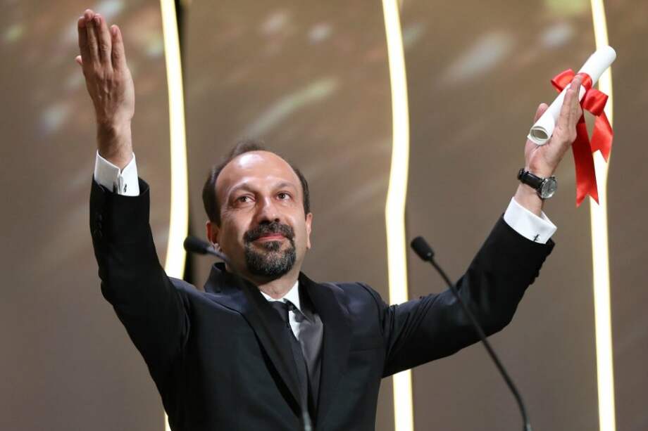 Asghar Farhadi cuando celebró el premio recibido por "The Salesman" (El vendedor) en el Festival de Cannes a mediados de 2016. / AFP