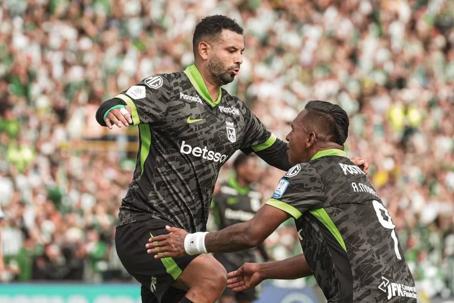 Edwin Cardona celebra con Alfredo Morelos en El Campín.