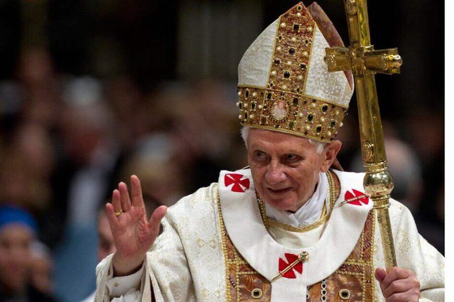 Durante los pontificados de Juan Pablo II y Benedicto XVI (foto) se luchó contra la Teología de la Liberación, renegando de una gran oportunidad de contacto más espiritual de la Iglesia con la realidad social. / AFP