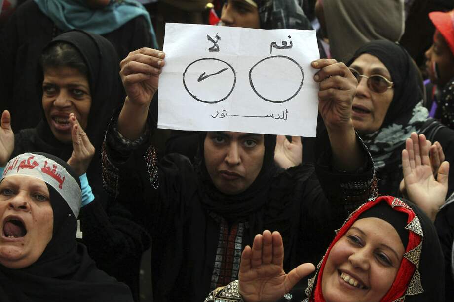 Una mujer sostiene un cartel en el que se lee, en árabe: “No a la Constitución”, en la cairota plaza Tahrir, cuna de la Primavera Árabe. /EFE