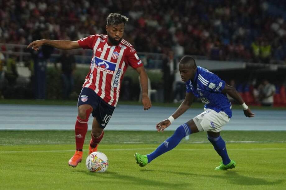 Luis 'Cariaco' González (izquierda) controla el balón ante la marca de Carlos Andrés Gómez, atacante de Millonarios.