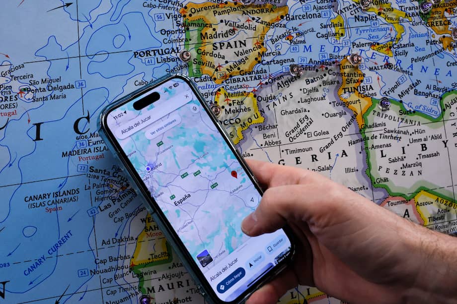 Desde “Configuración de ubicación y privacidad” se puede borrar todo el historial, un rango de fechas o activar el borrado automático.