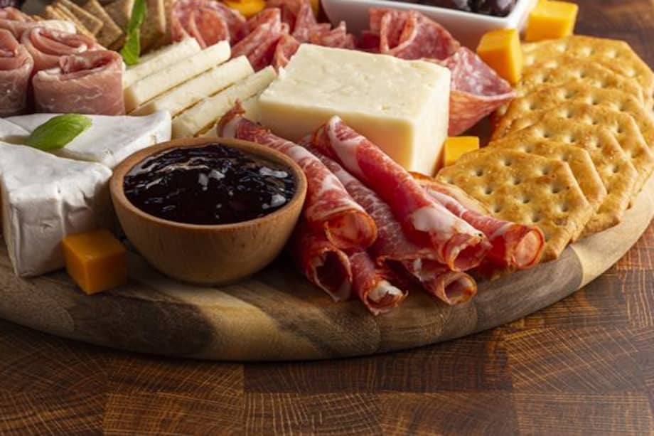 Esta tabla de quesos puedes servirla también con galletas y aceitunas.